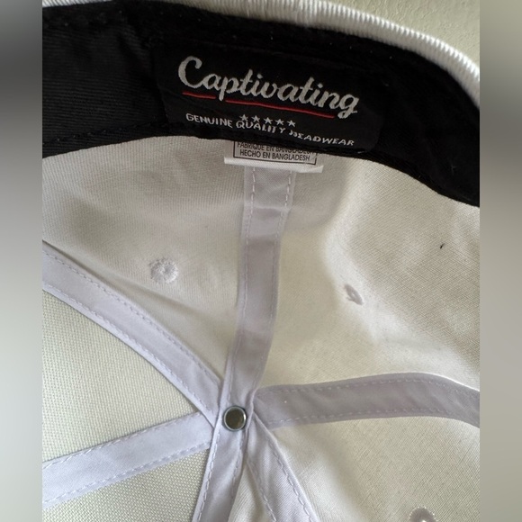 Iowa Hawkeyes Retro Style White Snapback Cap Hat - Captivating Headwear NCAA - Picture 4 of 5